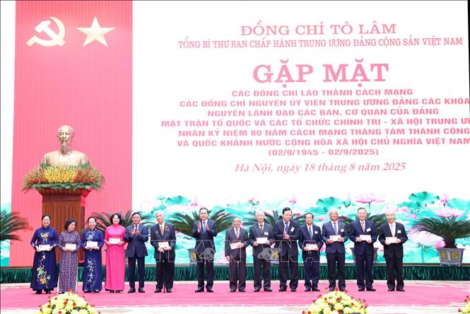 Chủ tịch Quốc hội Trần Thanh Mẫn và Thường trực Ban Bí thư Trần Cẩm Tú trao thẻ Đảng viên (mẫu mới) các các đồng chí nguyên lãnh đạo Đảng, Nhà nước. Ảnh: Phương Hoa - TTXVN