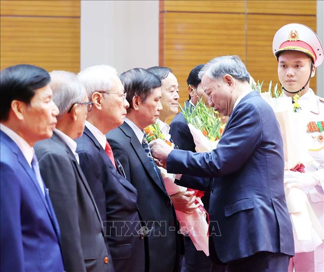 Tổng Bí thư Tô Lâm trao tặng Huy hiệu Đảng cho các đồng chí lão thành cách mạng, nguyên lãnh đạo cao cấp của Đảng, Nhà nước. Ảnh: Thống Nhất-TTXVN