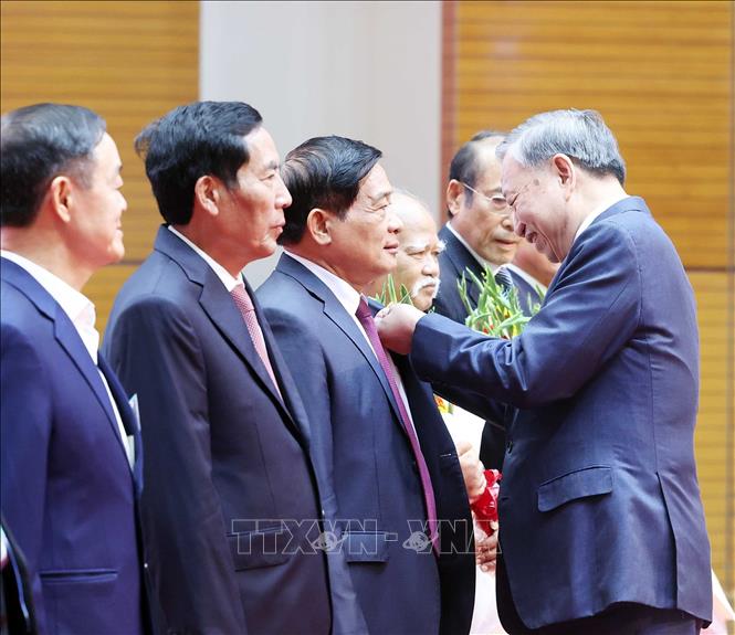 Tổng Bí thư Tô Lâm trao tặng Huy hiệu Đảng cho các đồng chí lão thành cách mạng, nguyên lãnh đạo cao cấp của Đảng, Nhà nước. Ảnh: Thống Nhất-TTXVN