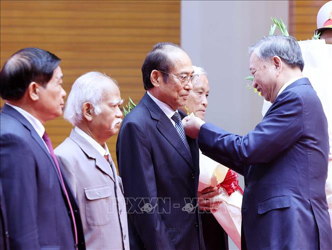 Tổng Bí thư Tô Lâm trao tặng Huy hiệu Đảng cho các đồng chí lão thành cách mạng, nguyên lãnh đạo cao cấp của Đảng, Nhà nước. Ảnh: Thống Nhất-TTXVN
