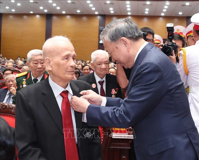 Tổng Bí thư Tô Lâm trao tặng Huy hiệu Đảng đối cho các đồng chí lão thành cách mạng, nguyên lãnh đạo cao cấp của Đảng, Nhà nước. Ảnh: Thống Nhất-TTXVN