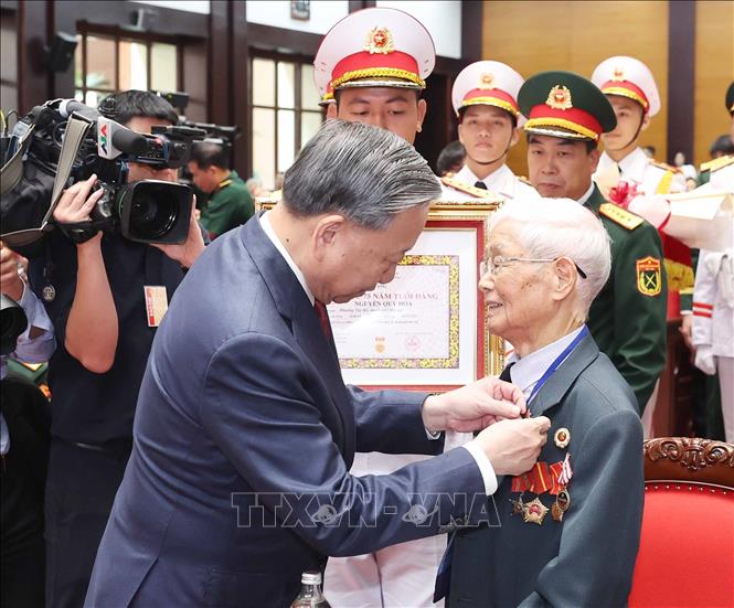 Tổng Bí thư Tô Lâm trao tặng Huy hiệu Đảng đối cho các đồng chí lão thành cách mạng, nguyên lãnh đạo cao cấp của Đảng, Nhà nước. Ảnh: Thống Nhất-TTXVN