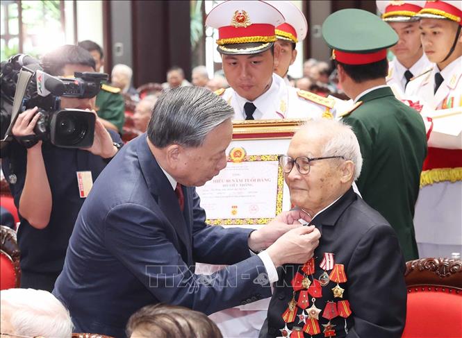 Tổng Bí thư Tô Lâm trao tặng Huy hiệu Đảng đối cho các đồng chí lão thành cách mạng, nguyên lãnh đạo cao cấp của Đảng, Nhà nước. Ảnh: Thống Nhất-TTXVN