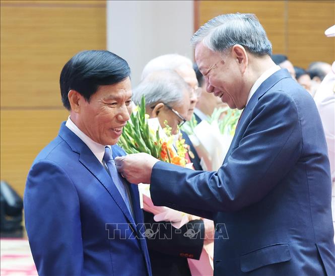 Tổng Bí thư Tô Lâm trao tặng Huy hiệu Đảng cho các đồng chí lão thành cách mạng, nguyên lãnh đạo cao cấp của Đảng, Nhà nước. Ảnh: Thống Nhất-TTXVN