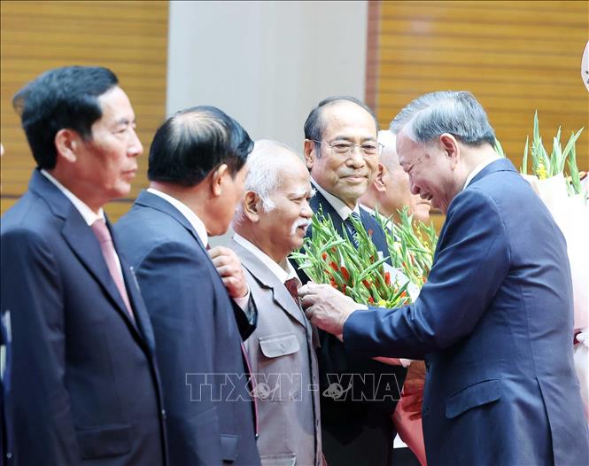 Tổng Bí thư Tô Lâm trao tặng Huy hiệu Đảng cho các đồng chí lão thành cách mạng, nguyên lãnh đạo cao cấp của Đảng, Nhà nước. Ảnh: Thống Nhất-TTXVN