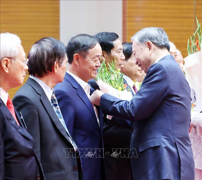 Tổng Bí thư Tô Lâm trao tặng Huy hiệu Đảng cho các đồng chí lão thành cách mạng, nguyên lãnh đạo cao cấp của Đảng, Nhà nước. Ảnh: Thống Nhất-TTXVN
