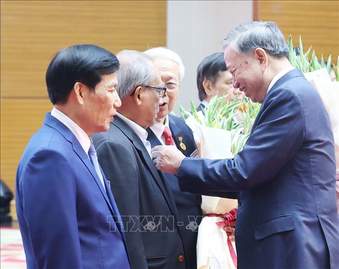 Tổng Bí thư Tô Lâm trao tặng Huy hiệu Đảng cho các đồng chí lão thành cách mạng, nguyên lãnh đạo cao cấp của Đảng, Nhà nước. Ảnh: Thống Nhất-TTXVN