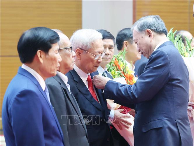 Tổng Bí thư Tô Lâm trao tặng Huy hiệu Đảng cho các đồng chí lão thành cách mạng, nguyên lãnh đạo cao cấp của Đảng, Nhà nước. Ảnh: Thống Nhất-TTXVN