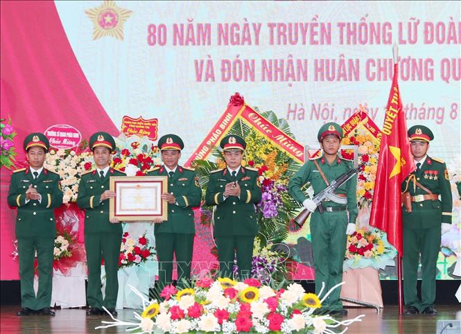 Thiếu tướng Nguyễn Hồng Phong, Tư lệnh Binh chủng Pháo binh trao Huân chương Quân công hạng Nhì cho Lữ đoàn pháo binh 45. Ảnh: Trọng Đức - TTXVN