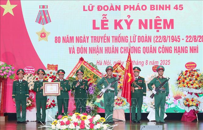 Thiếu tướng Nguyễn Hồng Phong, Tư lệnh Binh chủng Pháo binh trao Huân chương Quân công hạng Nhì cho Lữ đoàn pháo binh 45. Ảnh: Trọng Đức - TTXVN