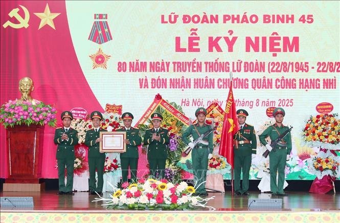 Thiếu tướng Nguyễn Hồng Phong, Tư lệnh Binh chủng Pháo binh trao Huân chương Quân công hạng Nhì cho Lữ đoàn Pháo binh 45. Ảnh: Trọng Đức - TTXVN