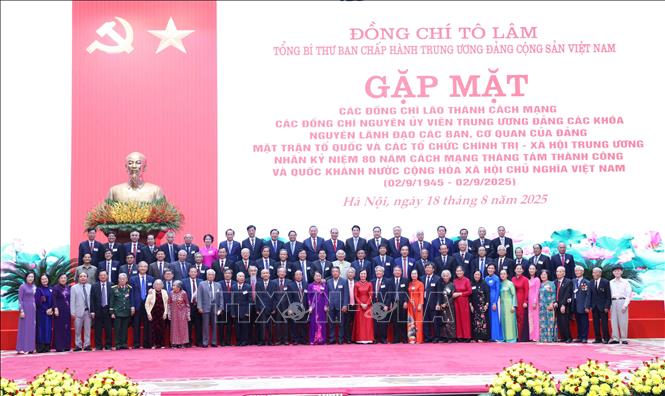 Tổng Bí thư Tô Lâm với nguyên lãnh đạo Đảng, Nhà nước và các đồng chí lão thành cách mạng. Ảnh: Phương Hoa - TTXVN