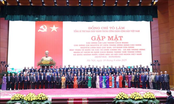 Tổng Bí thư Tô Lâm với nguyên lãnh đạo Đảng, Nhà nước và các đồng chí lão thành cách mạng. Ảnh: Phương Hoa - TTXVN