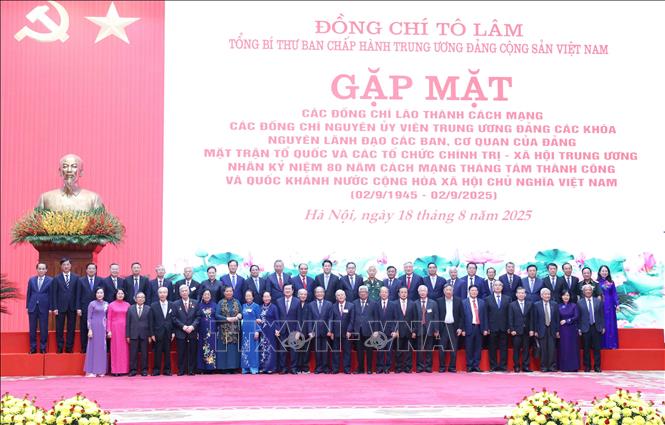Tổng Bí thư Tô Lâm với nguyên lãnh đạo Đảng, Nhà nước và các đồng chí lão thành cách mạng. Ảnh: Phương Hoa - TTXVN