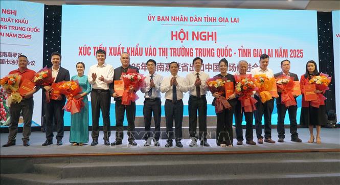 Các doanh nghiệp Gia Lai và Trung Quốc trao biên bản ghi nhớ hợp tác tại Hội nghị. Ảnh: Hoài Nam - TTXVN