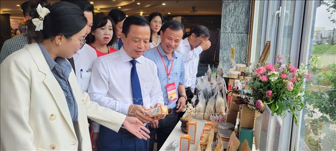 Các đại biểu tham quan các sản phẩm nông sản chủ lực của tỉnh Gia Lai. Ảnh: Hoài Nam - TTXVN