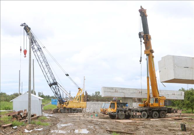 Nhà thầu, đơn vị thi công huy động vật tư, máy móc đảm bảo thi công theo tiến độ. Ảnh: Tuấn Phi - TTXVN