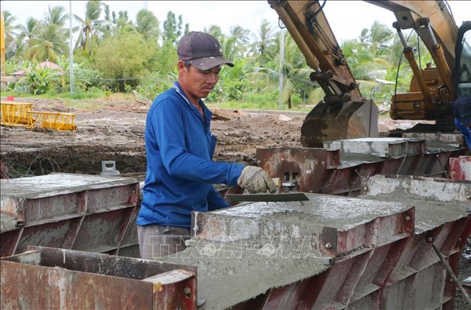 Công nhân thi công trên công trường tại dự án thành phần 2 (Dự án cao tốc Châu Đốc - Cần Thơ - Sóc Trăng). Ảnh: Tuấn Phi - TTXVN