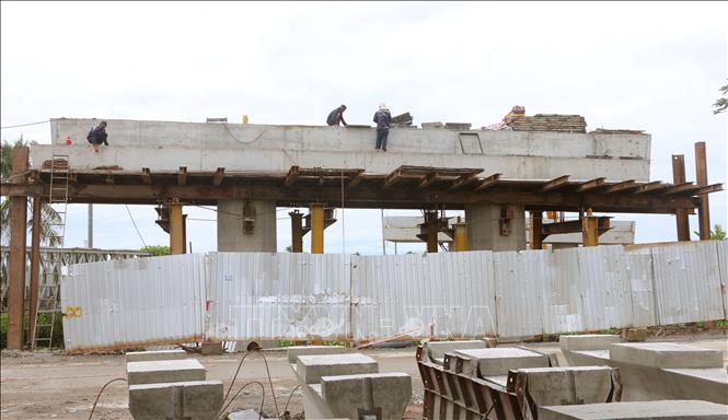 Thi công phần cầu trên dự án thành phần 2 (Dự án cao tốc Châu Đốc - Cần Thơ - Sóc Trăng). Ảnh: Tuấn Phi - TTXVN