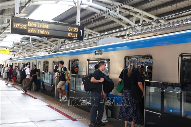 Hành khách lên xuống tàu Metro số 1. Ảnh: Hồng Đạt - TTXVN
