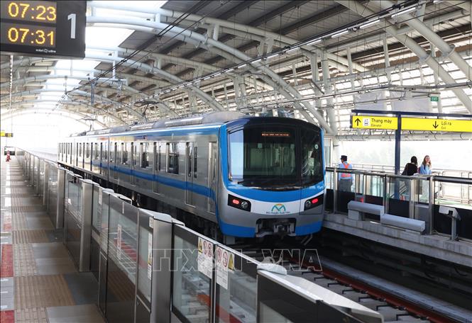 Metro số 1 tăng chuyến, chạy tới 23 giờ phục vụ khách dịp lễ 2/9/2025. Ảnh: Hồng Đạt - TTXVN

