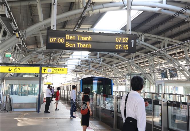 Hành khách chờ tàu Metro số 1 tại ga Thảo Điền, phường An Khánh, Thành phố Hồ Chí Minh. Ảnh: Hồng Đạt - TTXVN

