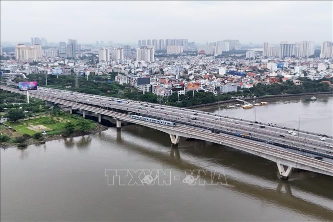 Tàu Metro tuyến số 1 qua cầu Sài Gòn hướng về trung tâm Thành phố Hồ Chí Minh. Ảnh: Hồng Đạt - TTXVN
