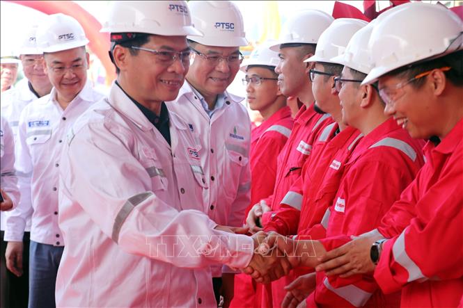 Phó Thủ tướng Bùi Thanh Sơn thăm hỏi cán bộ, công nhân Tổng Công ty Cổ phần Khoan và Dịch vụ khoan dầu khí. Ảnh: Đoàn Mạnh Dương-TTXVN