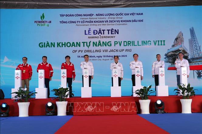 Các đại biểu thực hiện nghi thức đặt tên Giàn khoan tự nâng PV Drilling VIII. Ảnh: Đoàn Mạnh Dương-TTXVN