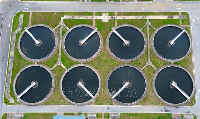 Hệ thống bể lắng bùn hiện đại tại nhà máy xử lý nước thải Yên Xá . Ảnh: Thành Phương – TTXVN