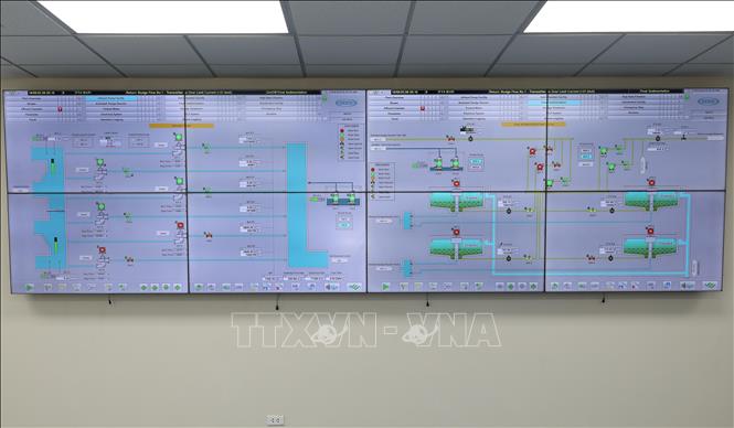 Phòng Điều khiển trung tâm quản lý, theo dõi toàn bộ hoạt động của Nhà máy xử lý nước thải Yên Xá. Ảnh: Thành Phương – TTXVN