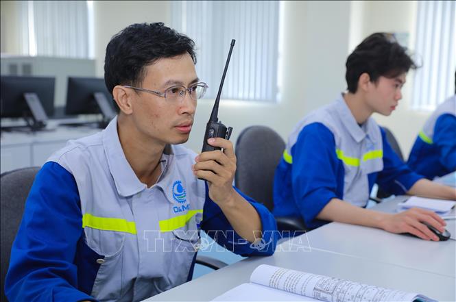 Các kỹ sư đang vận hành hệ thống xử lý nước thải theo công nghệ hiện đại AO. Ảnh: Thành Phương – TTXVN