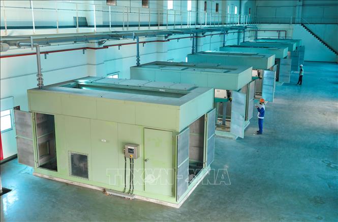 Hệ thống máy nén bùn trọng lực để vắt khô bùn trước khi vận chuyển đến bãi chôn lấp Yên Sở. Ảnh: Thành Phương – TTXVN