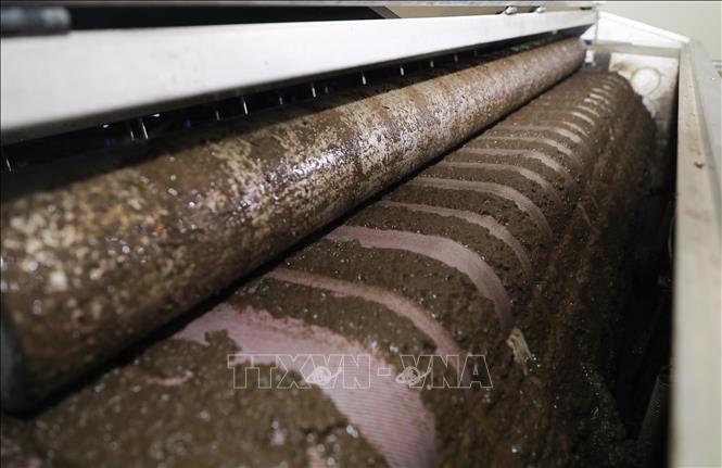 Hệ thống xử lý bùn trọng lực kiểu băng tải để tách lọc bùn từ các sông đổ về. Ảnh: Thành Phương – TTXVN