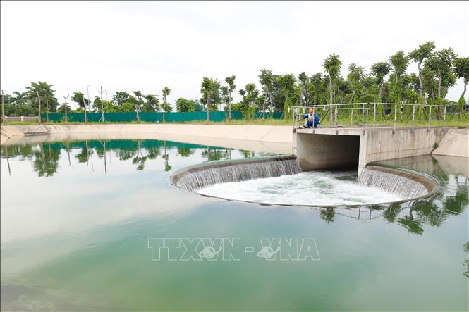 Nước thải sau khi được lắng, lọc, khử trùng đạt chuẩn sẽ được đưa ra ngoài sông Tô Lịch. Ảnh: Thành Phương – TTXVN