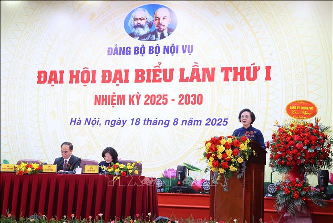 Đồng chí Phạm Thị Thanh Trà, Ủy viên Trung ương Đảng, Ủy viên Ban Thường vụ Đảng ủy Chính phủ, Bí thư Đảng ủy, Bộ trưởng Bộ Nội vụ phát biểu khai mạc Đại hội. Ảnh: Văn Điệp - TTXVN