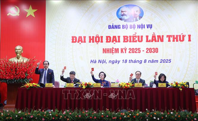 Đoàn Chủ tịch thông qua chương trình Đại hội. Ảnh: Văn Điệp – TTXVN