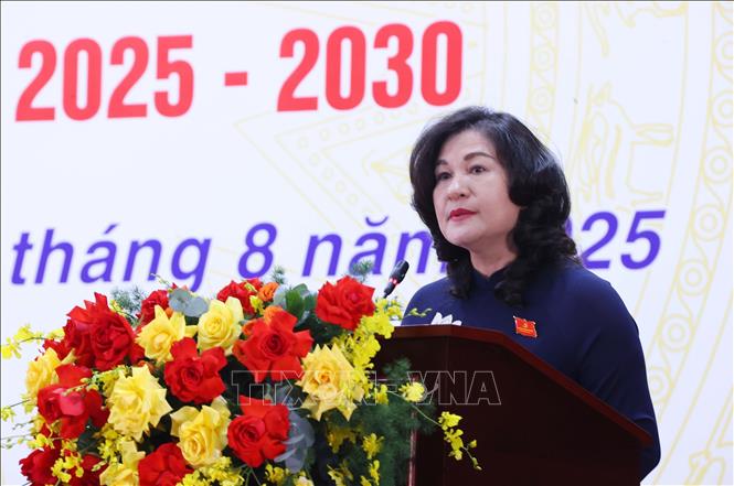 Đồng chí Nguyễn Thị Hà, Ủy viên Ban Thường vụ Đảng ủy, Thứ trưởng Bộ Nội vụ trình bày báo cáo tại Đại hội. Ảnh: Văn Điệp – TTXVN