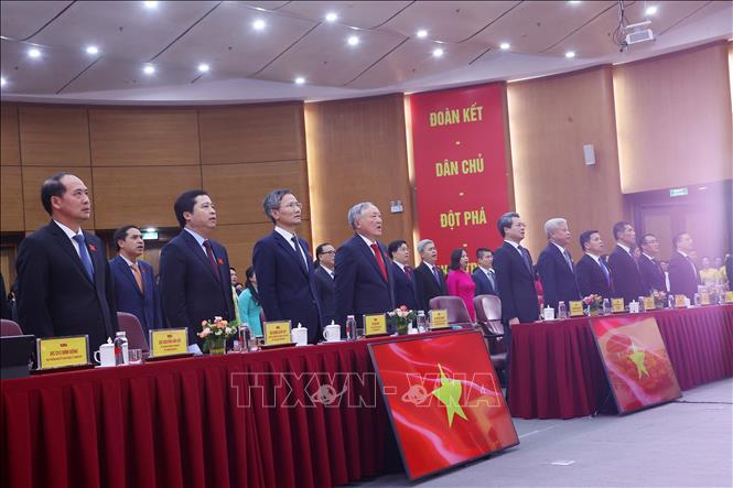 Các đại biểu dự Đại hội thực hiện nghi thức chào cờ. Ảnh: Văn Điệp – TTXVN