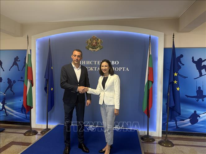 Đại sứ Việt Nam tại Bulgaria Nguyễn Thị Minh Nguyệt và Bộ trưởng Bộ Thể thao và thanh niên Ivan Peshev. Ảnh: TTXVN phát
 