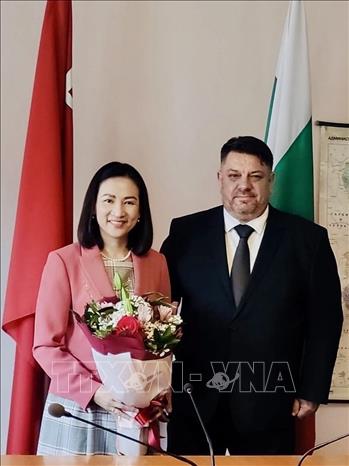Đại sứ Việt Nam tại Bulgaria Nguyễn Thị Minh Nguyệt chụp ảnh lưu niệm cùng với ông Atanas Zafirov, Chủ tịch BSP, Phó Thủ tướng Bulgaria. Ảnh: TTXVN phát
