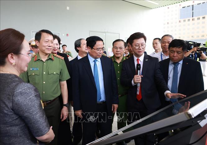 Thủ tướng Phạm Minh Chính tham quan gian hàng trưng bày sản phẩm công nghệ. Ảnh: Dương Giang-TTXVN 
