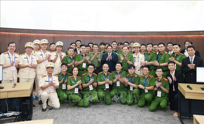 Thủ tướng Phạm Minh Chính với Lãnh đạo bộ Công an và cán bộ Trung tâm Dữ liệu quốc gia. Ảnh: Dương Giang-TTXVN 