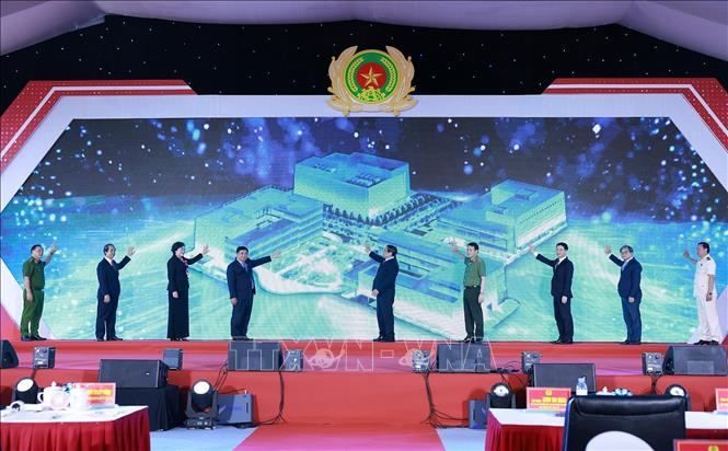 Thủ tướng Phạm Minh Chính và các đại biểu khai trương Trung tâm Dữ liệu quốc gia số 1 và công bố vận hành chính thức Hệ thống Cơ sở dữ liệu của Trung tâm Dữ liệu quốc gia. Ảnh: Dương Giang-TTXVN 
