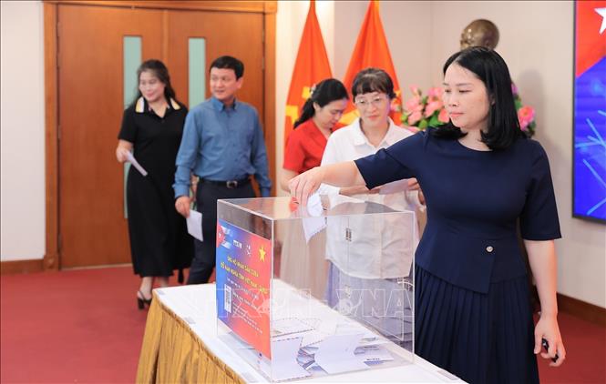 Cán bộ, công chức, viên chức và người lao động Thông tấn xã Việt Nam tham gia Lễ phát động ủng hộ nhân dân Cuba. Ảnh: Lê Đông - TTXVN