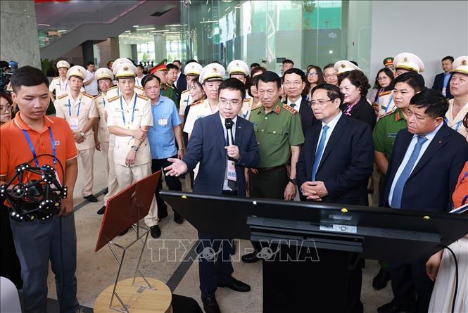 Thủ tướng Phạm Minh Chính tham quan gian hàng trưng bày sản phẩm công nghệ. Ảnh: Dương Giang-TTXVN 
