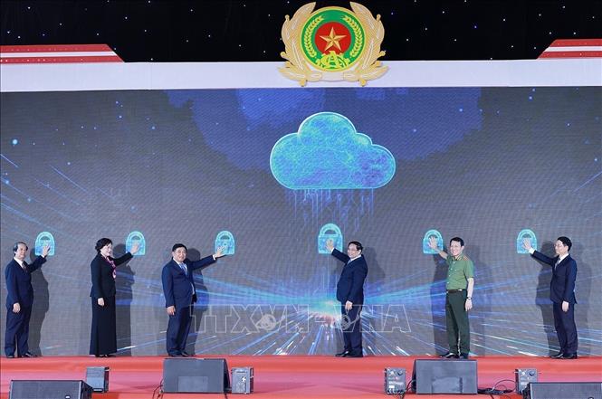 Thủ tướng Phạm Minh Chính và các đại biểu khai trương Trung tâm Dữ liệu quốc gia số 1 và công bố vận hành chính thức Hệ thống Cơ sở dữ liệu của Trung tâm Dữ liệu quốc gia. Ảnh: Dương Giang-TTXVN 

