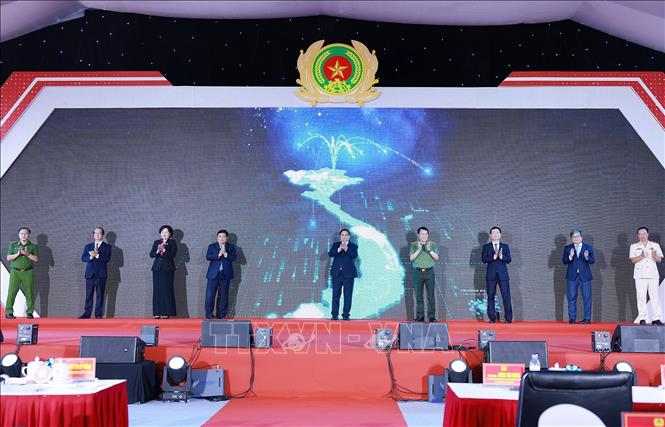 Thủ tướng Phạm Minh Chính và các đại biểu khai trương Trung tâm Dữ liệu quốc gia số 1 và công bố vận hành chính thức Hệ thống Cơ sở dữ liệu của Trung tâm Dữ liệu quốc gia. Ảnh: Dương Giang-TTXVN 
