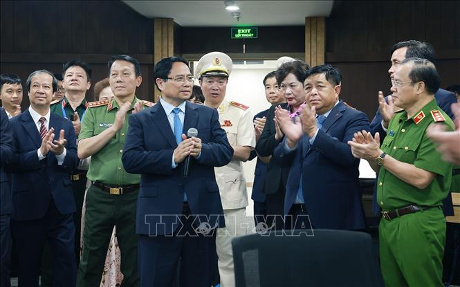 Thủ tướng Phạm Minh Chính thăm trung tâm chỉ huy của Trung tâm Dữ liệu quốc gia. Ảnh: Dương Giang-TTXVN 
