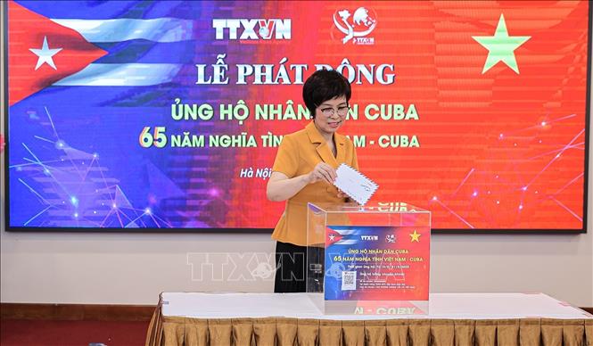 Đồng chí Vũ Việt Trang, Bí thư Đảng uỷ, Tổng giám đốc TTXVN ủng hộ nhân dân Cuba tại buổi phát động. Ảnh: Lê Đông - TTXVN